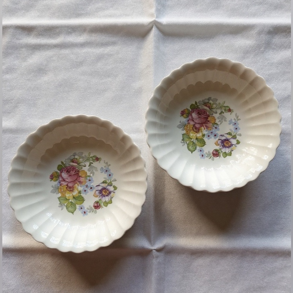 VINTAGE SET OF FLORAL BOWLS - Picture 5 of 11